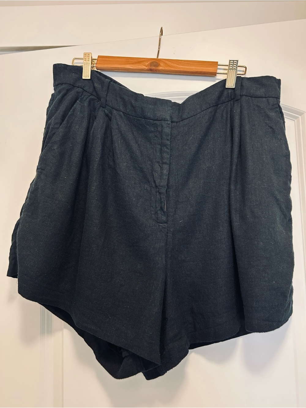 Abercrombie & Fitch Black High-Waist Linen Pleated Shorts